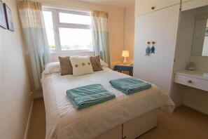 3 quartos, acesso à internet, roupa de cama