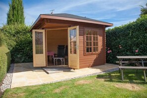 Outdoor dining - 6 Clock Row, Thornham, Norfolk (Thornham)