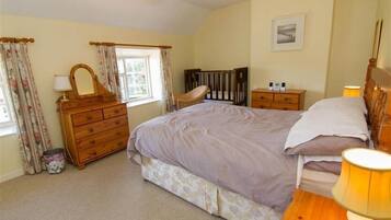 2 habitaciones, tabla de planchar con plancha, internet y ropa de cama