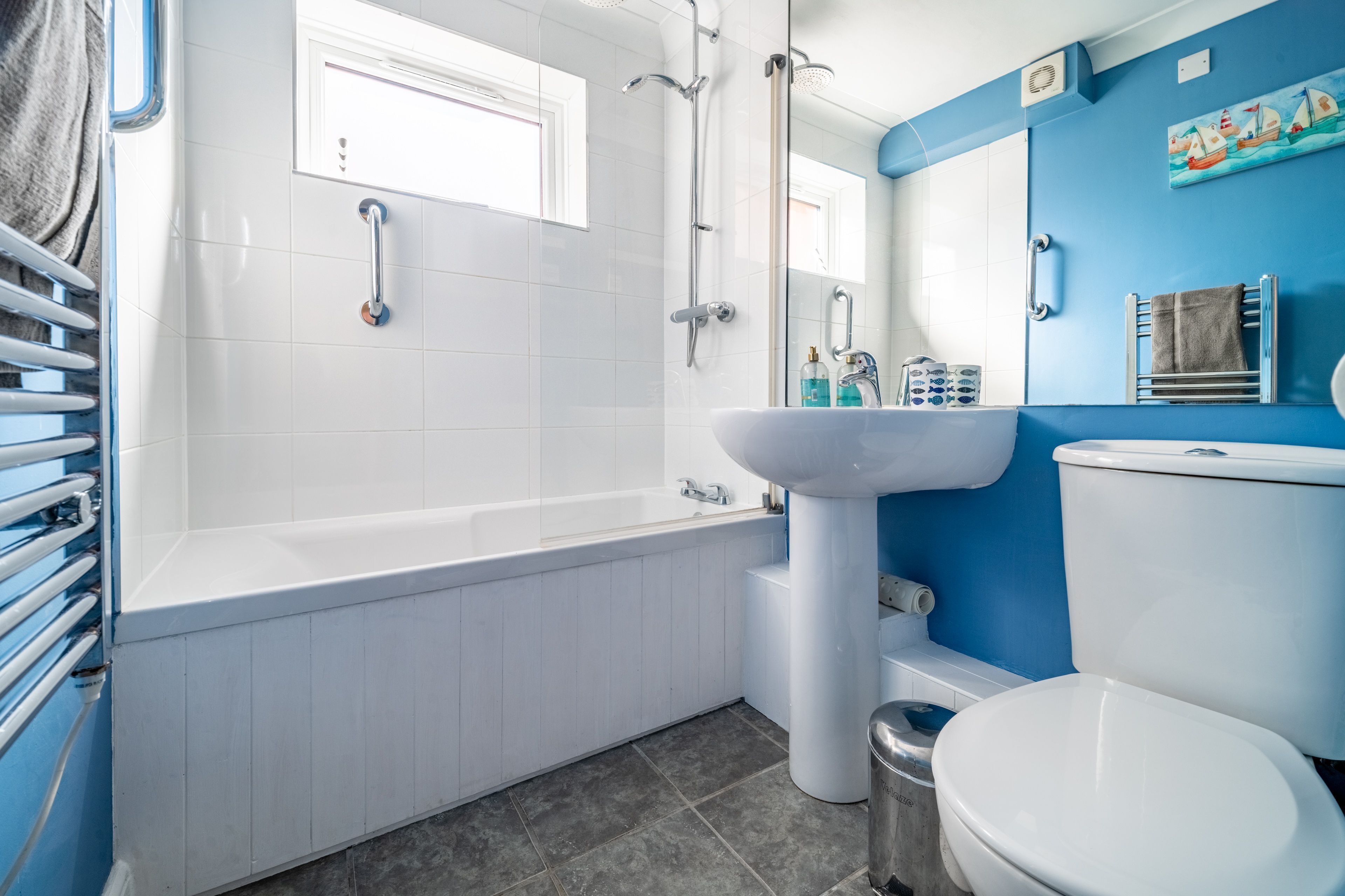 Un baño moderno con bañera, lavamanos e inodoro.