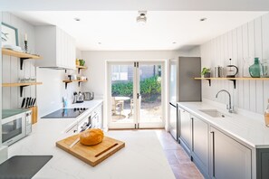 Kühlschrank, Mikrowelle, Geschirrspüler, Hochstuhl