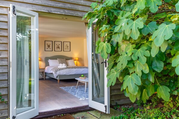 3 bedrooms, internet, bed sheets