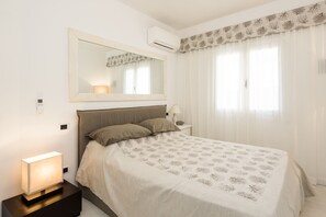 2 bedrooms, iron/ironing board, WiFi