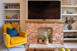 TV, fireplace