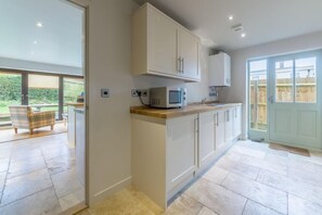 Kühlschrank, Mikrowelle, Ofen, Geschirrspüler