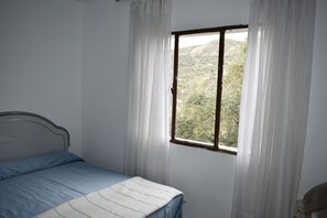 4 bedrooms, iron/ironing board, WiFi, bed sheets