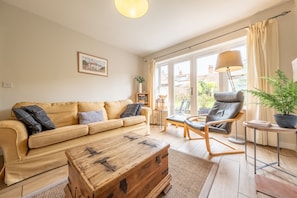 TV - Holly House, Wells-next-the-Sea, Norfolk (Wells-Next-The-Sea)