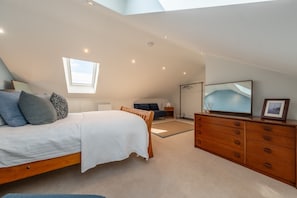 4 bedrooms, free WiFi, bed sheets - Holly House, Wells-next-the-Sea, Norfolk (Wells-Next-The-Sea)