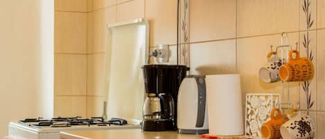 コーヒー / ティーメーカー、冷蔵庫、電子レンジ、オーブン