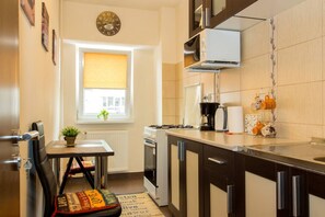 Wasserkocher mit Kaffee-/Teezubehör, Kühlschrank, Mikrowelle, Ofen