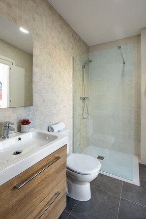 Een douche, een haardroger, handdoeken