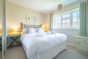 3 bedrooms, bed sheets - Spinnakers, Brancaster Staithe, Norfolk (King's Lynn)