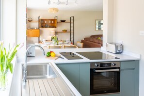 Kühlschrank, Mikrowelle, Ofen, Geschirrspüler