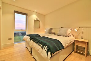 6 عدّة غرف نوم ومكواة/لوح كي وخدمة الإنترنت وملاءات أسرّة