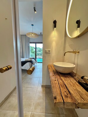 5 bedrooms, iron/ironing board, free WiFi, bed sheets