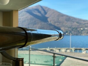 Un télescope pointé vers une montagne et un plan d’eau.