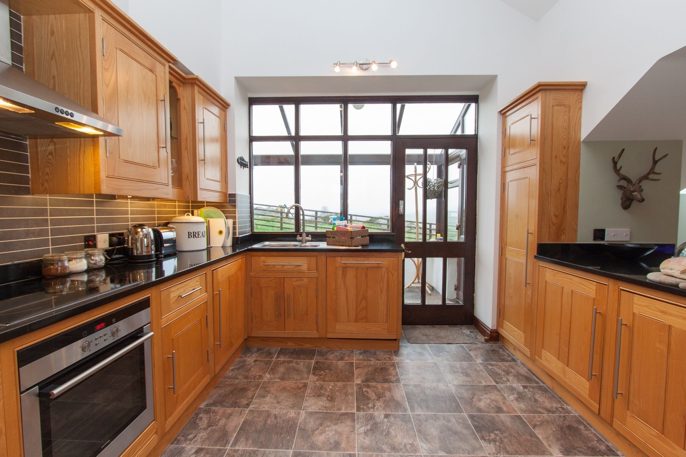 Tyan - luxury pet friendly cottage with stunning views