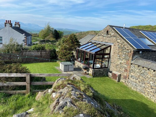 Tyan - luxury pet friendly cottage with stunning views