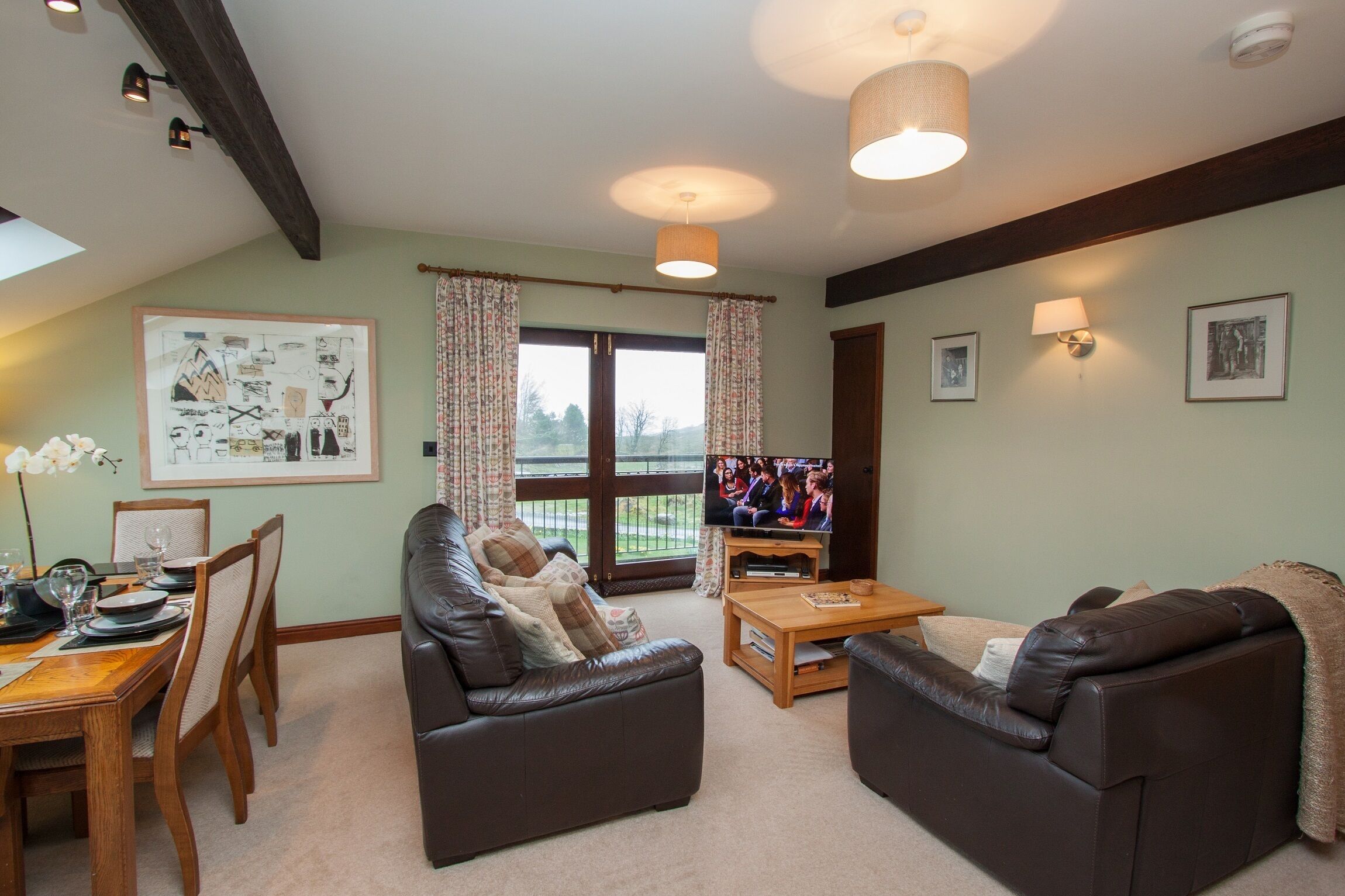 Tyan - luxury pet friendly cottage with stunning views