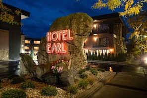 Front of property - evening/night - The Earl (Charlevoix)