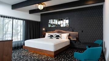 Caja fuerte, cortinas opacas, tabla de planchar con plancha