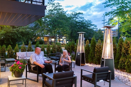 2 bars/lounges