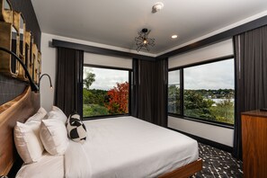 In-room safe, blackout drapes, iron/ironing board, free WiFi - The Earl (Charlevoix)