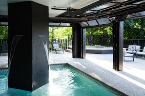 Indoor pool, sun loungers - The Earl (Charlevoix)