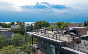 2 bars/lounges - The Earl (Charlevoix)