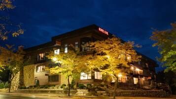 Fachada del alojamiento - Noche