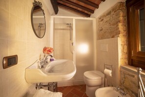 Shower, hair dryer, bidet, towels - Villa San Giorgio, surrounded by greenery (Montemurlo)