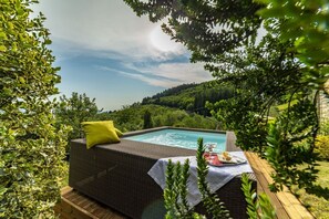 Outdoor spa tub - Villa San Giorgio, surrounded by greenery (Montemurlo)