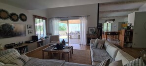 Fernseher, Videospiele, Tischtennisplatte, Bücher