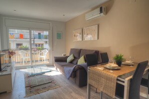 TV - Orquidea Apartment by Hello Homes Sitges (Sitges)