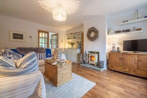 TV, fireplace - Sleepy Gull, Old Hunstanton, Norfolk (Hunstanton)