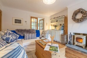 TV, fireplace - Sleepy Gull, Old Hunstanton, Norfolk (Hunstanton)