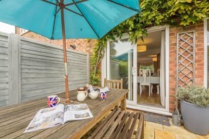 Outdoor dining - Sleepy Gull, Old Hunstanton, Norfolk (Hunstanton)