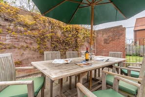 Outdoor dining - Forge Cottage, Thornham, Norfolk (Thornham)