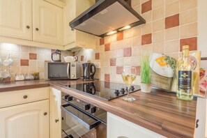 Fridge, microwave, oven, dishwasher - The Dairy, Great Massingham, Norfolk (Great Massingham)