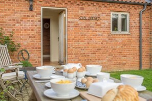 Outdoor dining - The Dairy, Great Massingham, Norfolk (Great Massingham)