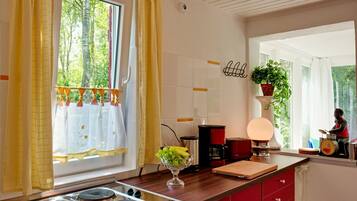 Frigorífico, placa de cocina, cafetera o tetera y hervidor eléctrico