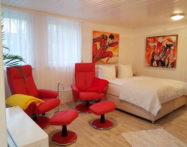 1 bedroom, bed sheets