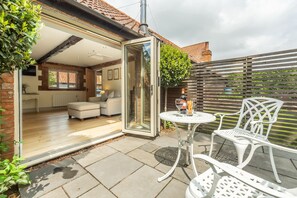 Outdoor dining - The Old Cow Shed, Pott Row, Norfolk (Pott Row)