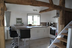 Réfrigérateur, four, plaque de cuisson, cafetière/bouilloire