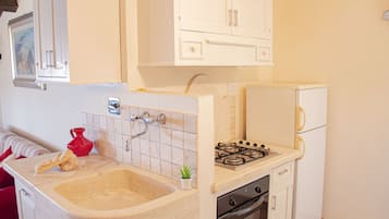 Frigorifero, forno, piano cottura, lavastoviglie