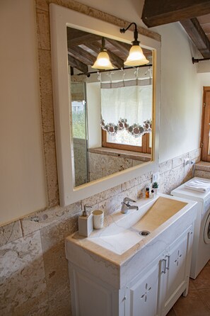Serviettes fournies, savon, papier toilette