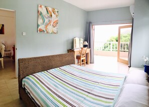 1 habitación, tabla de planchar con plancha y cuna de viaje 