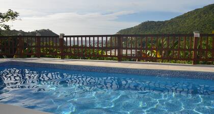 La suite Papaya es un refugio relajante con fabulosas vistas de la bahía de Marigot.