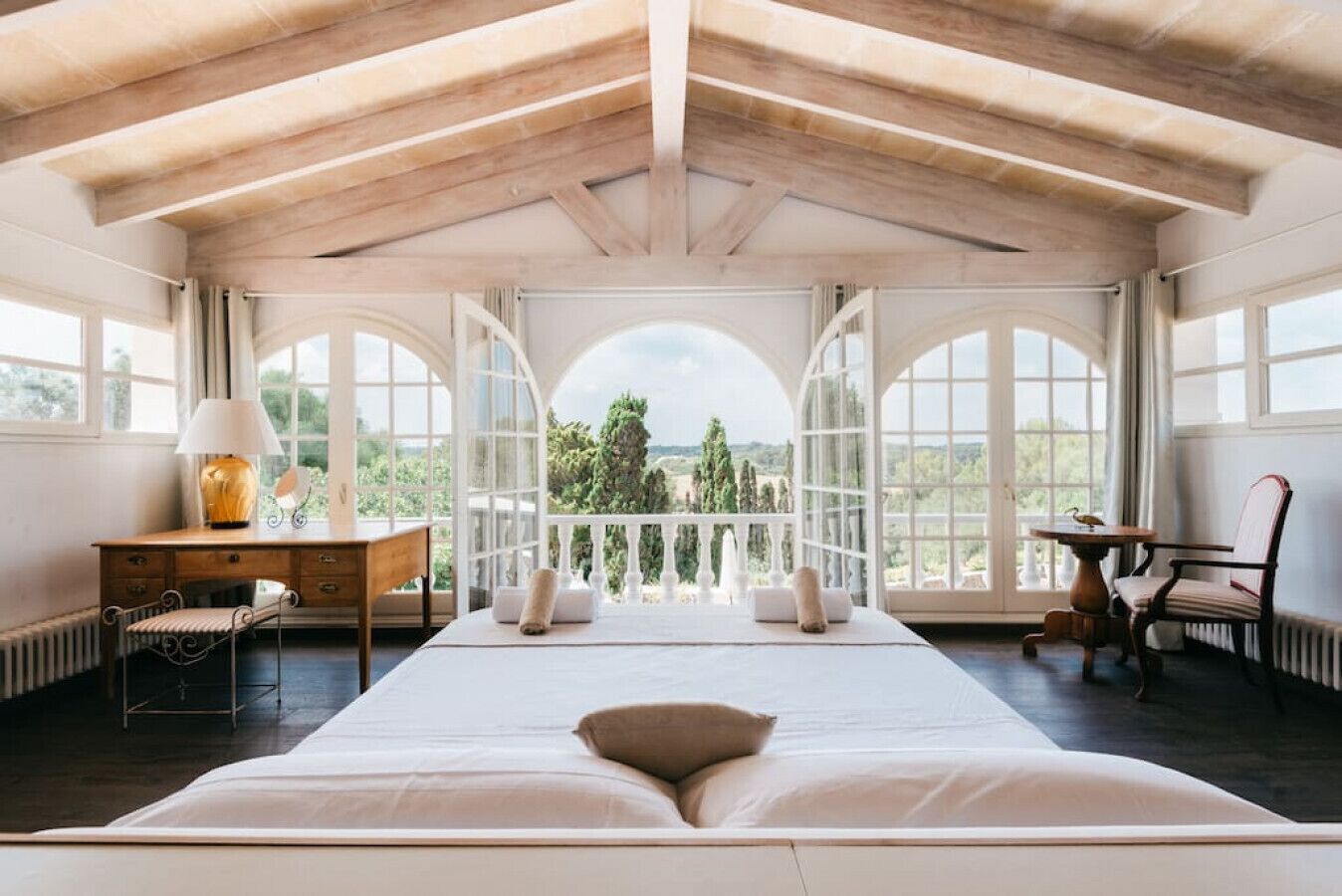 5 habitaciones, escritorio, tabla de planchar con plancha y wifi 