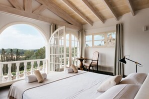 5 bedrooms, desk, iron/ironing board, WiFi